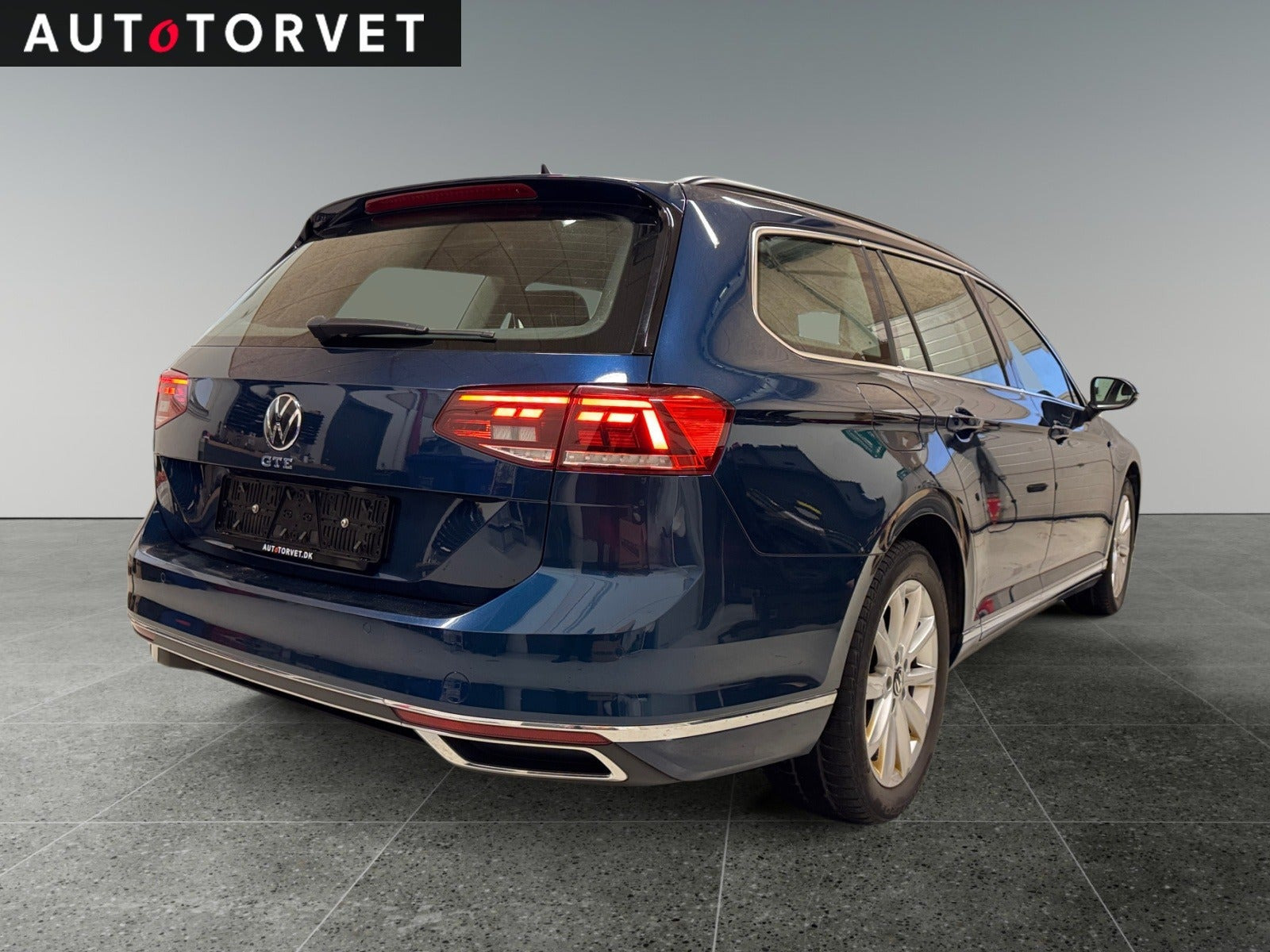 Blå VW Passat fra 2021
