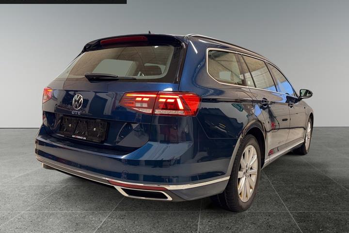 Blå VW Passat fra 2021