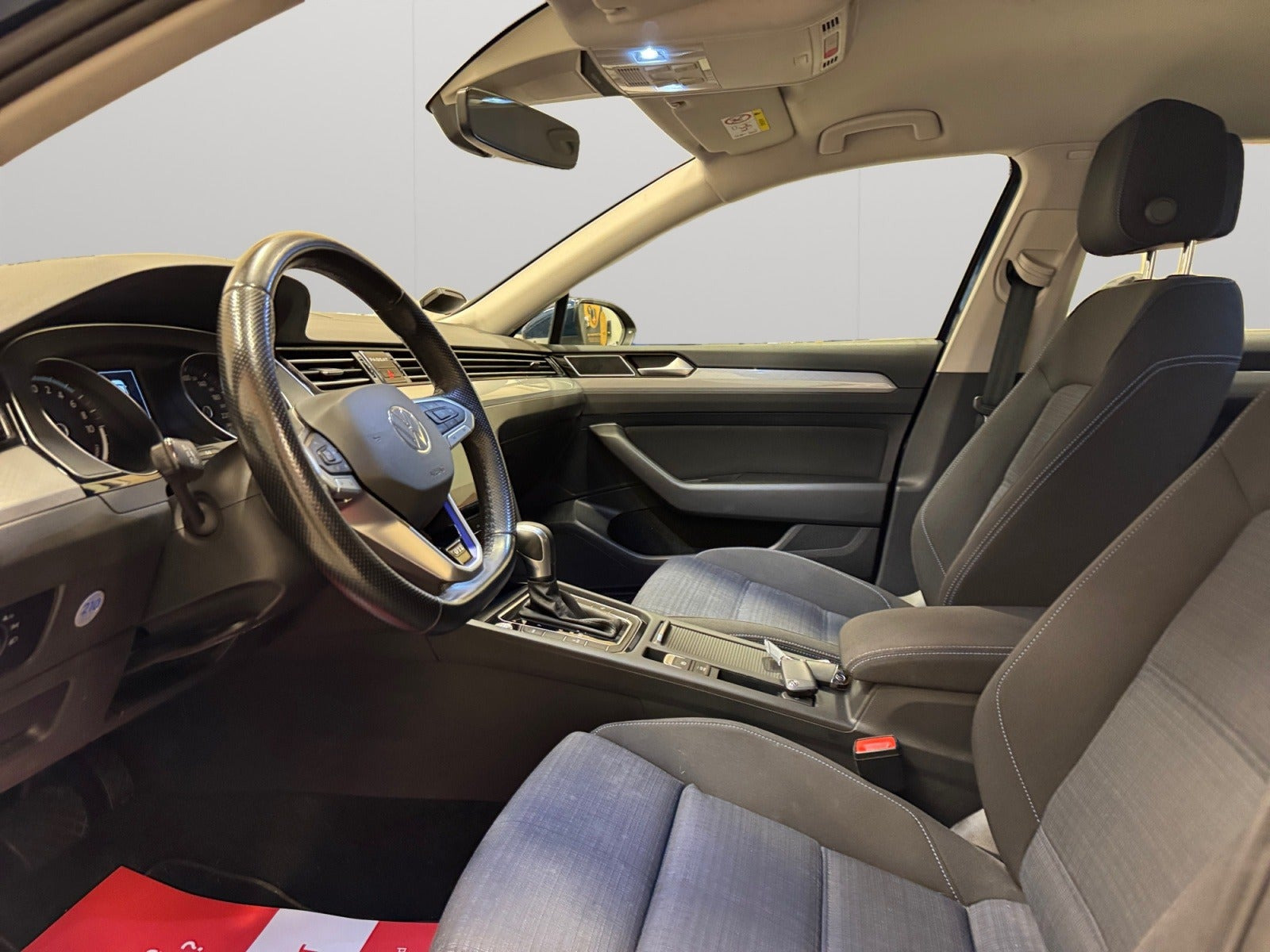 Blå VW Passat fra 2021