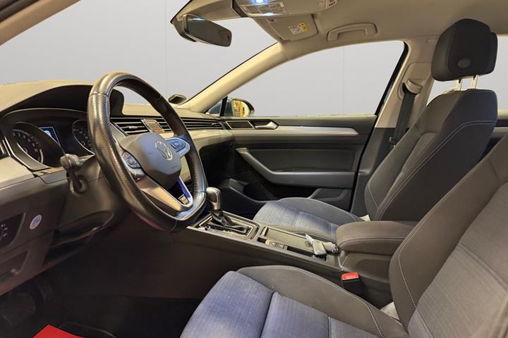 Blå VW Passat fra 2021