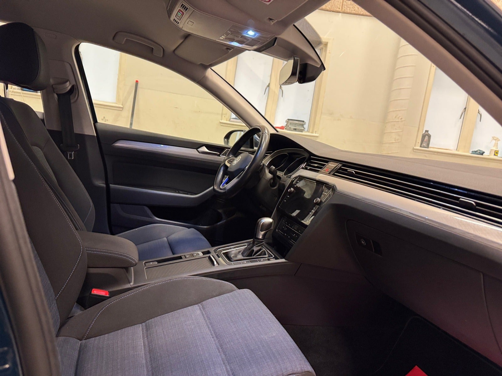 Blå VW Passat fra 2021