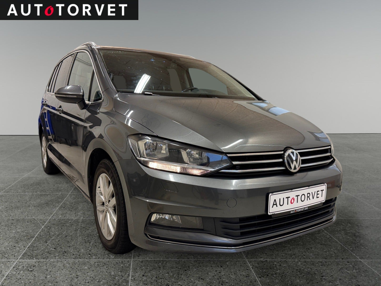 Grå VW Touran fra 2018