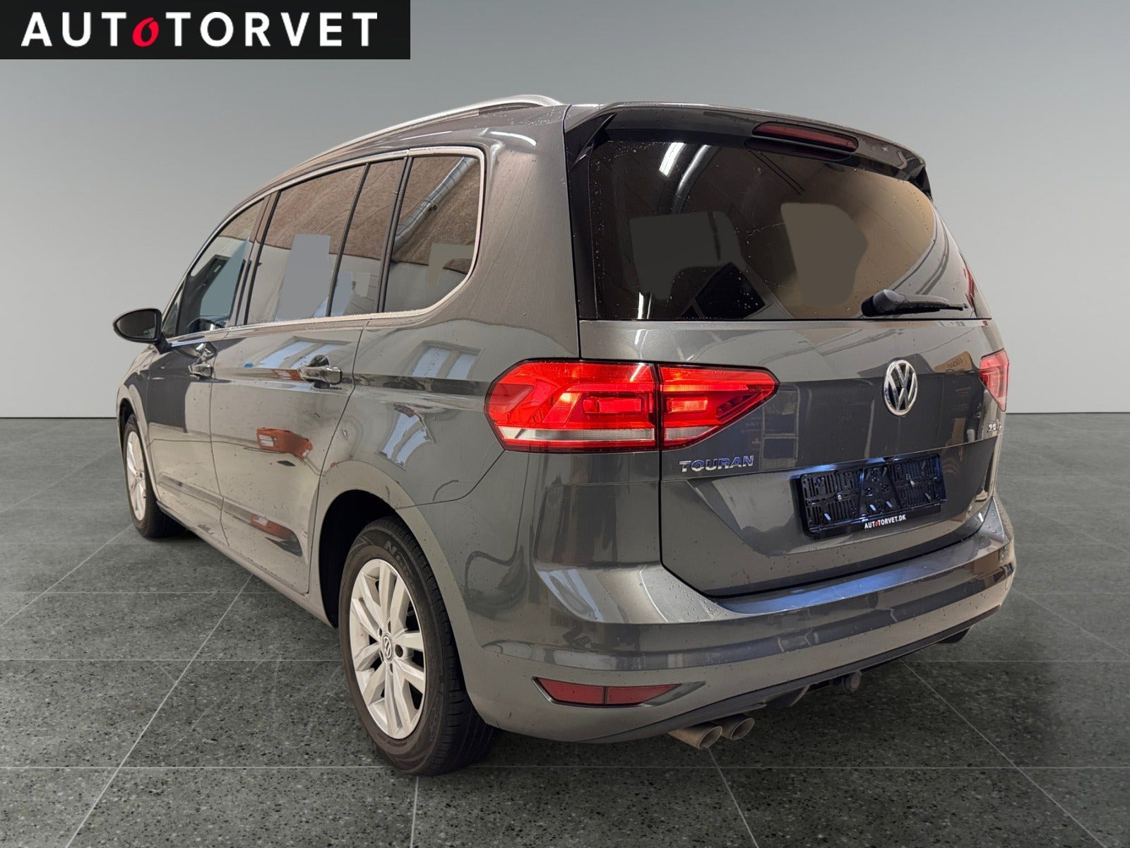 Grå VW Touran fra 2018