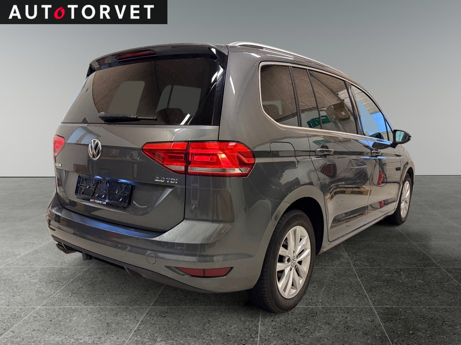 Grå VW Touran fra 2018