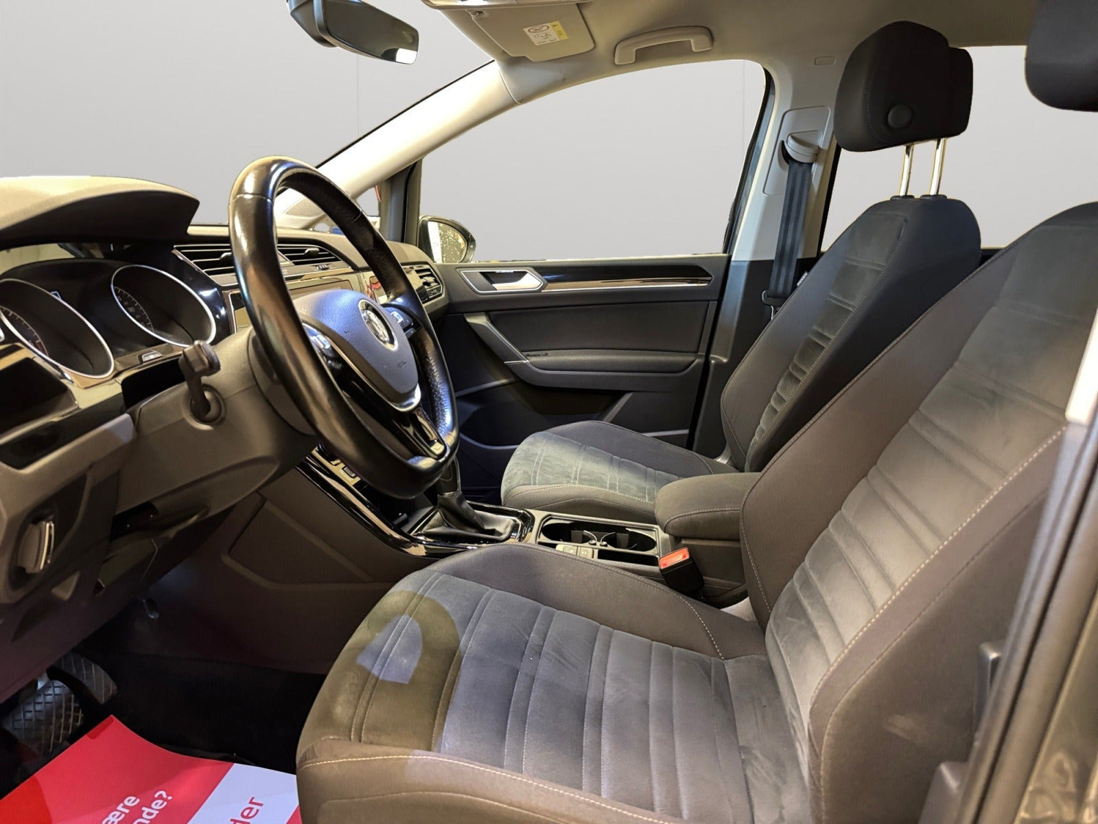 Grå VW Touran fra 2018