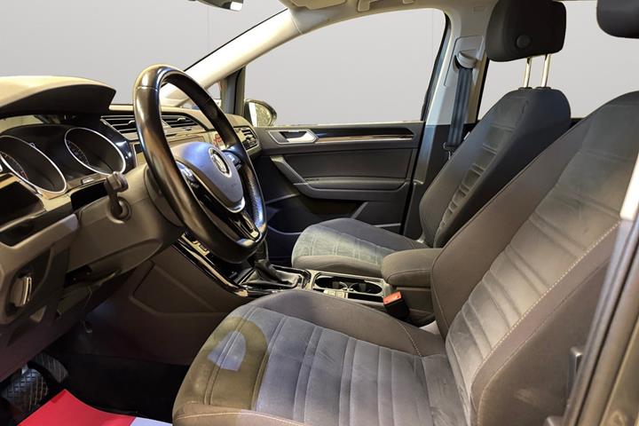 Grå VW Touran fra 2018