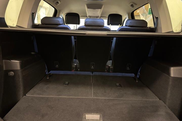 Grå VW Touran fra 2018