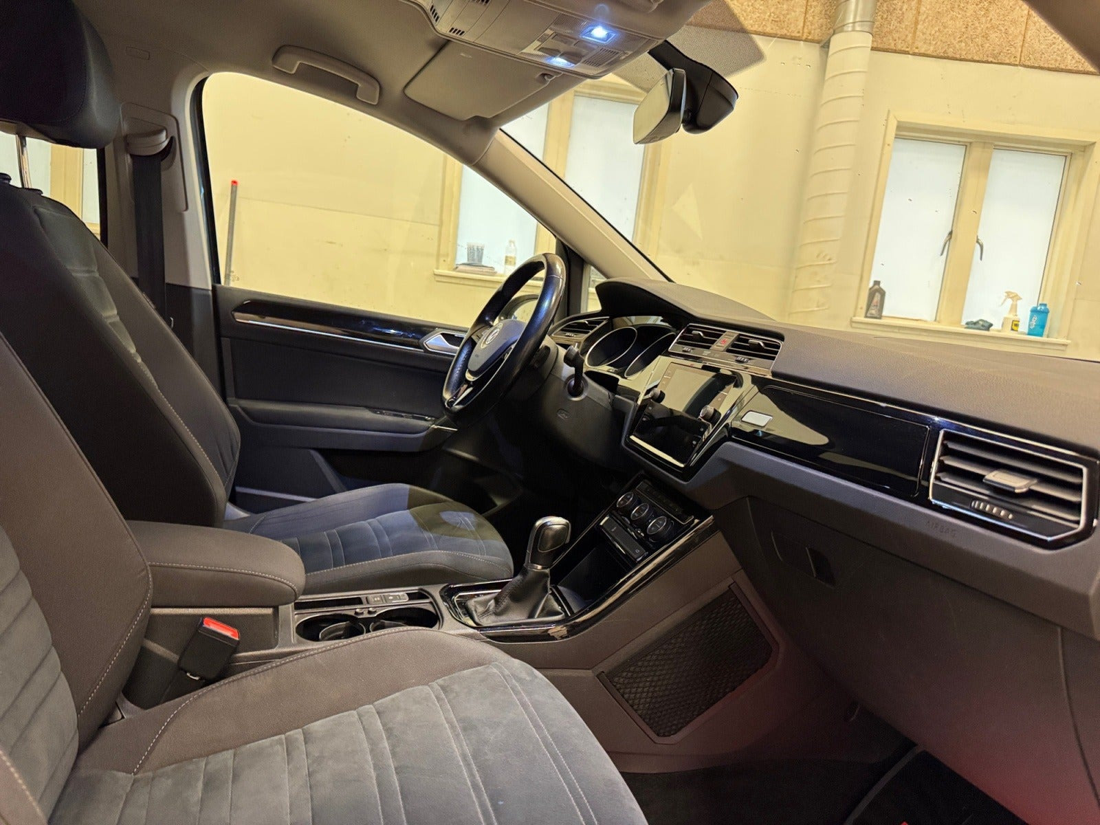 Grå VW Touran fra 2018