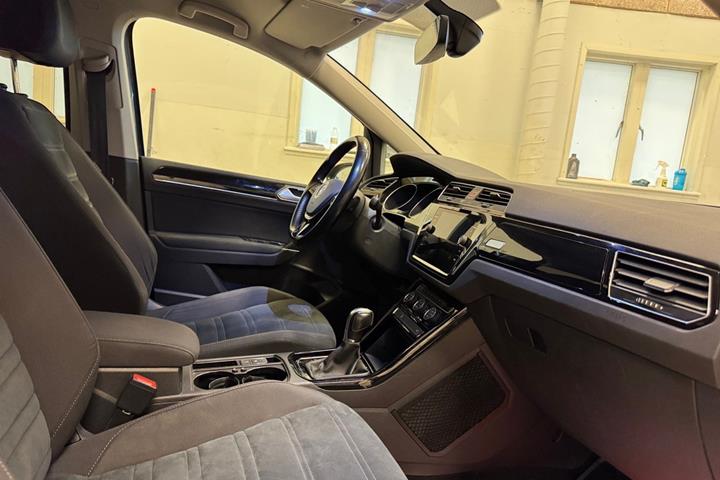 Grå VW Touran fra 2018
