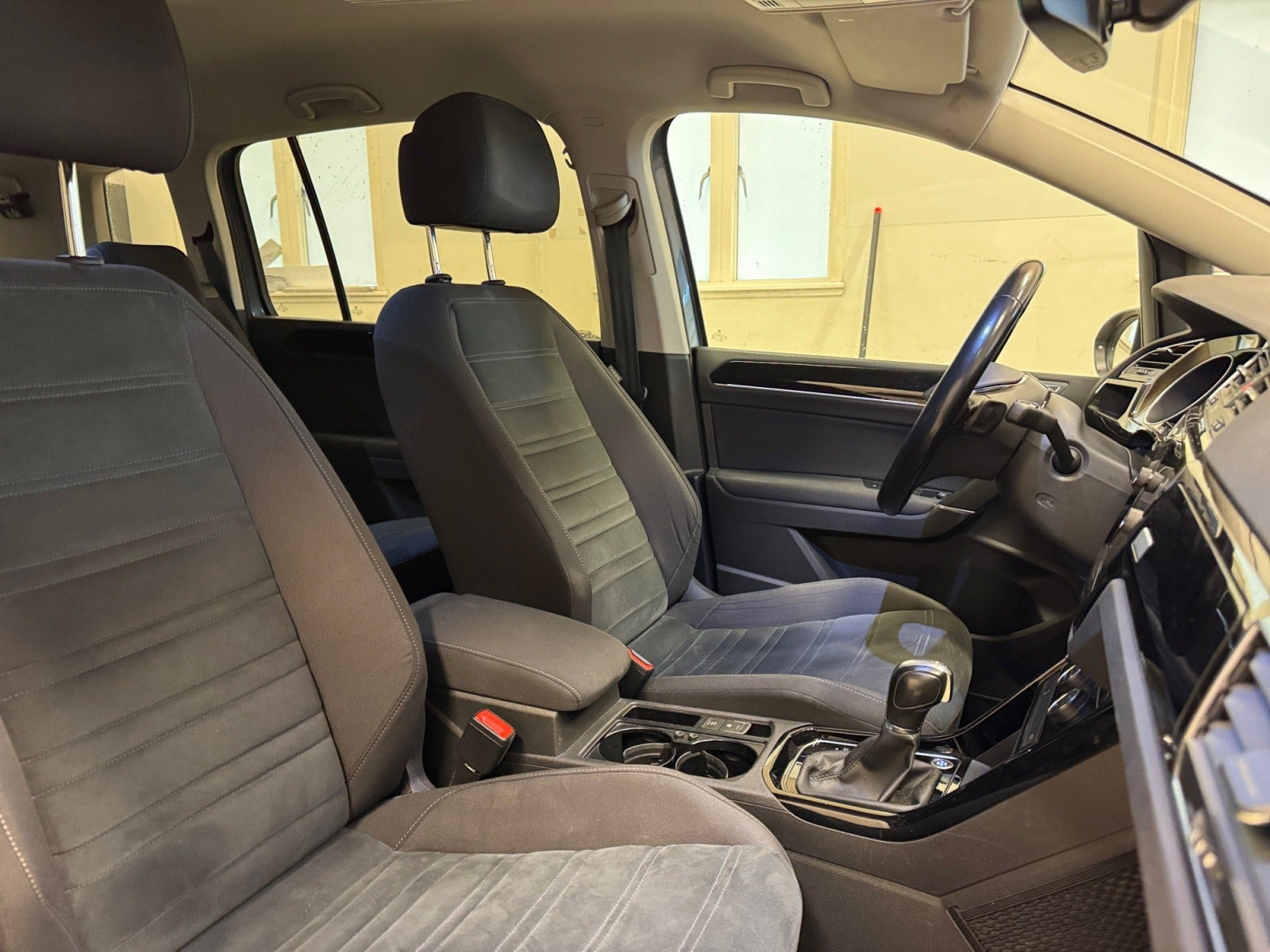 Grå VW Touran fra 2018