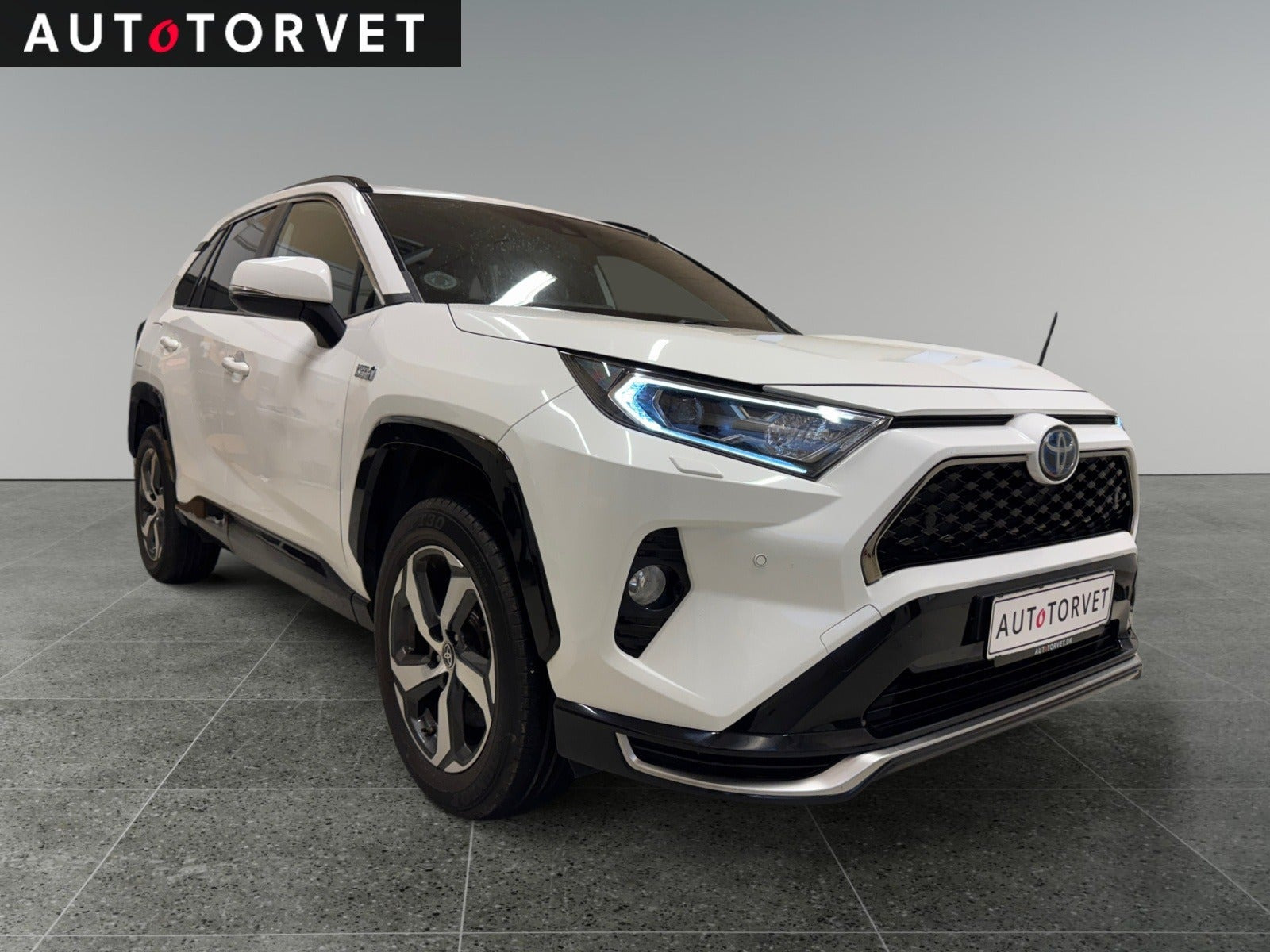 Hvid Toyota RAV4 fra 2020