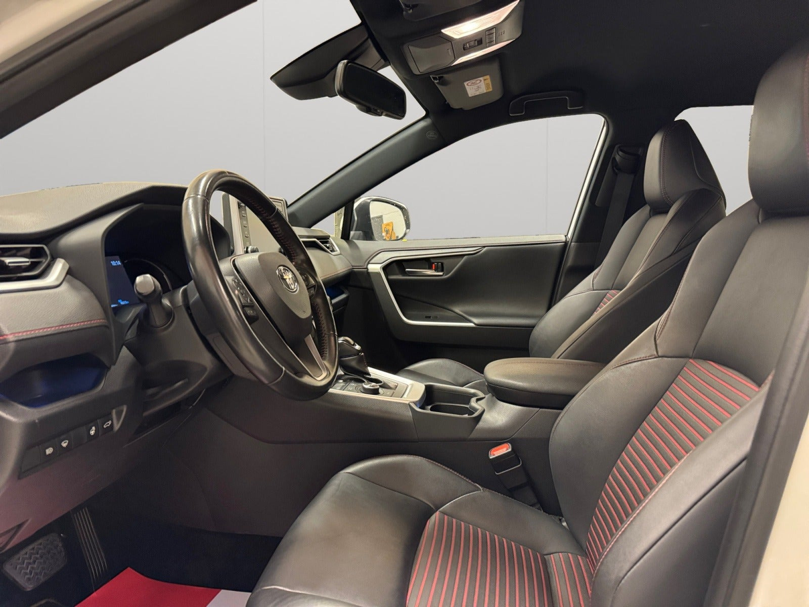 Hvid Toyota RAV4 fra 2020