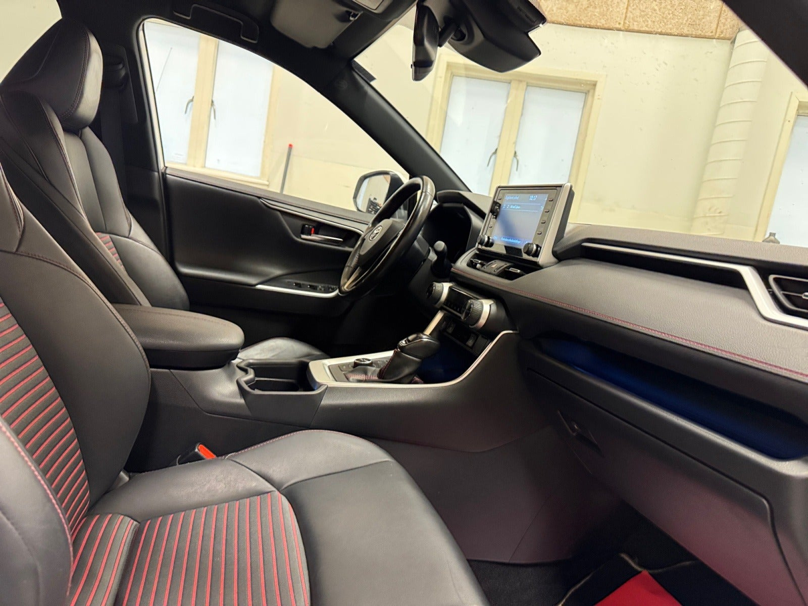 Hvid Toyota RAV4 fra 2020