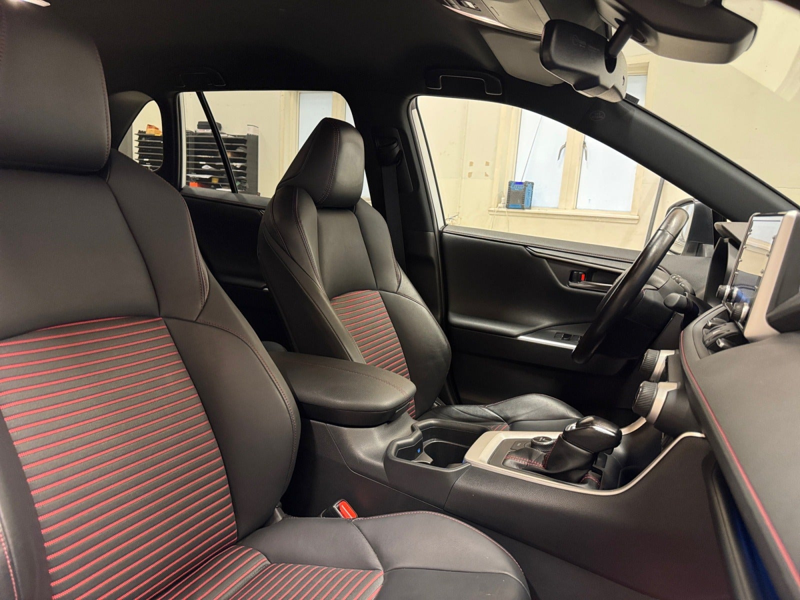 Hvid Toyota RAV4 fra 2020