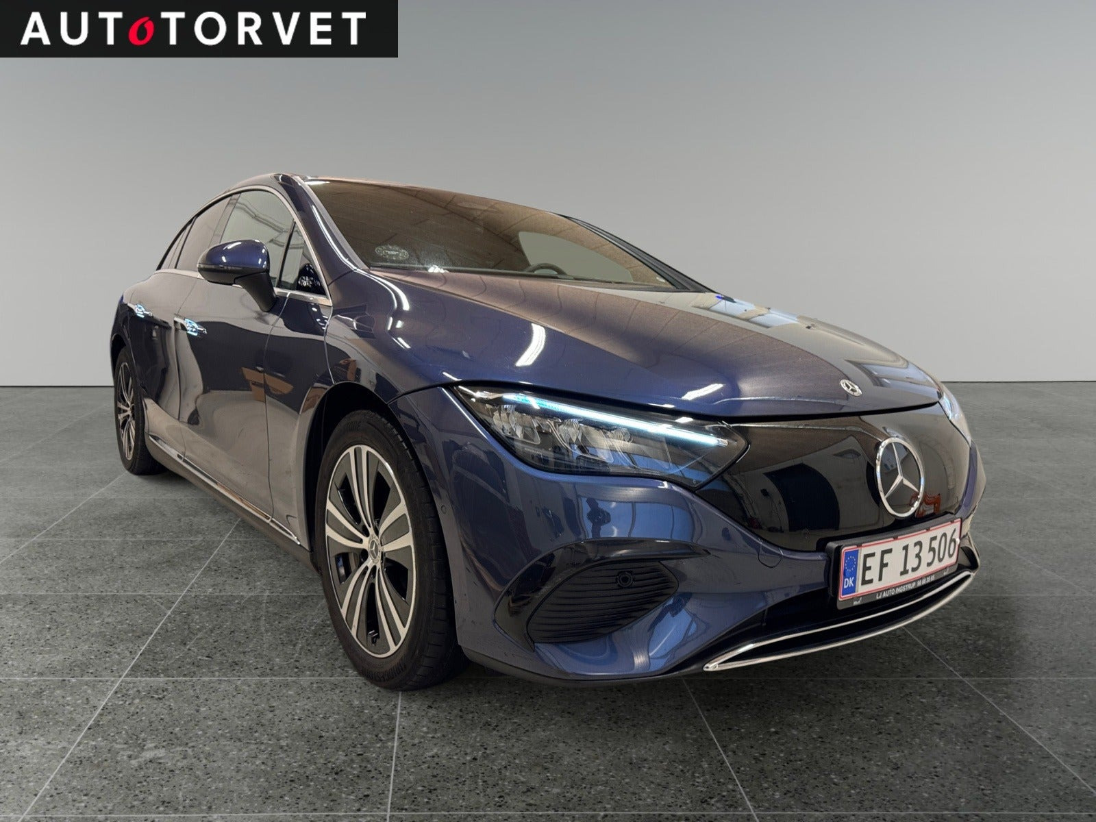 Blå Mercedes EQE300 fra 2024