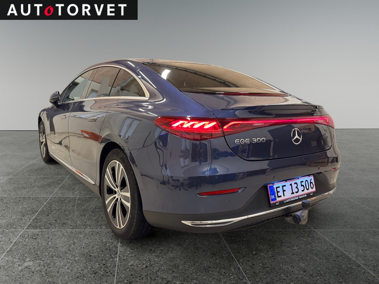 Blå Mercedes EQE300 fra 2024