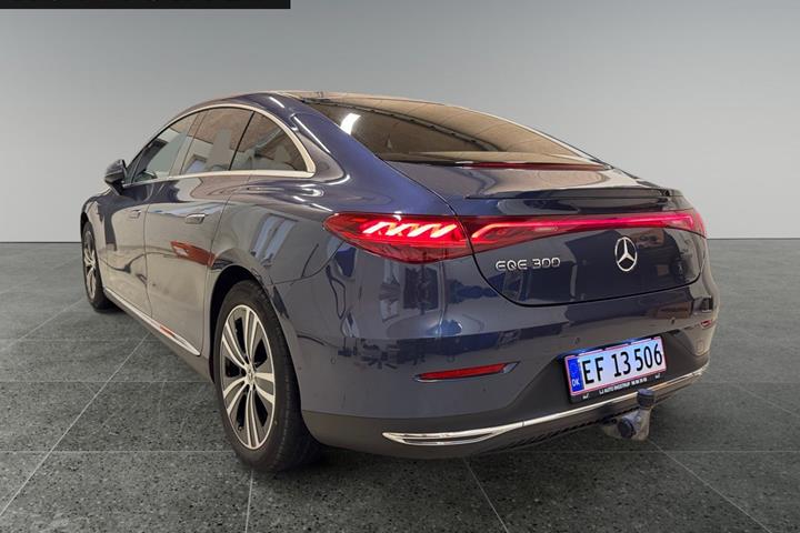Blå Mercedes EQE300 fra 2024