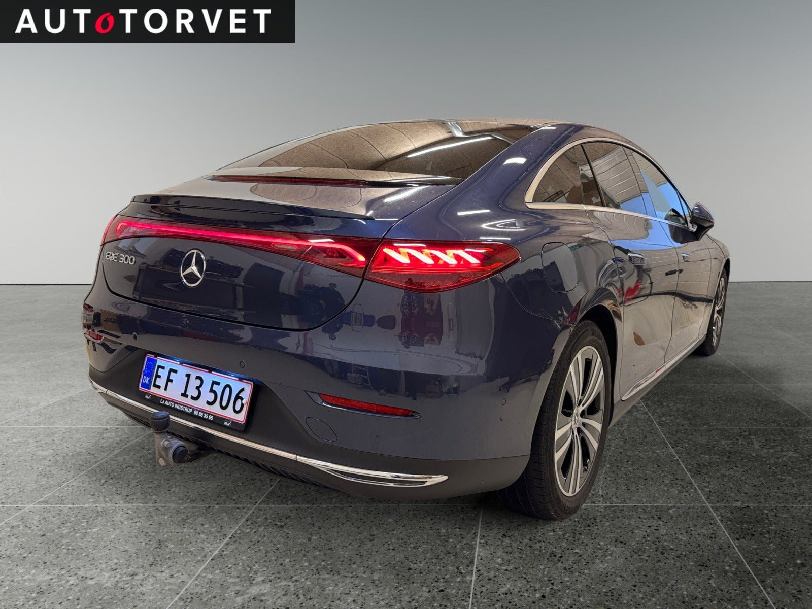 Blå Mercedes EQE300 fra 2024