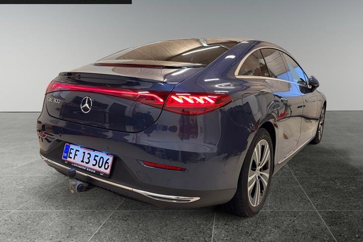 Blå Mercedes EQE300 fra 2024