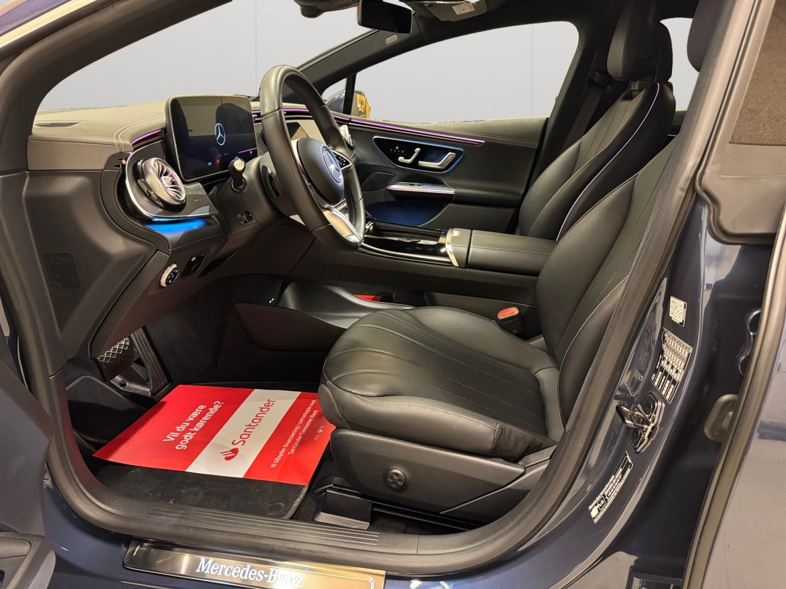 Blå Mercedes EQE300 fra 2024