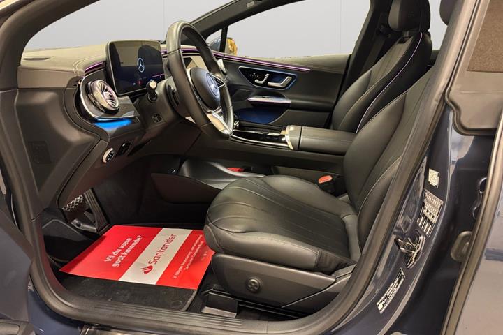 Blå Mercedes EQE300 fra 2024