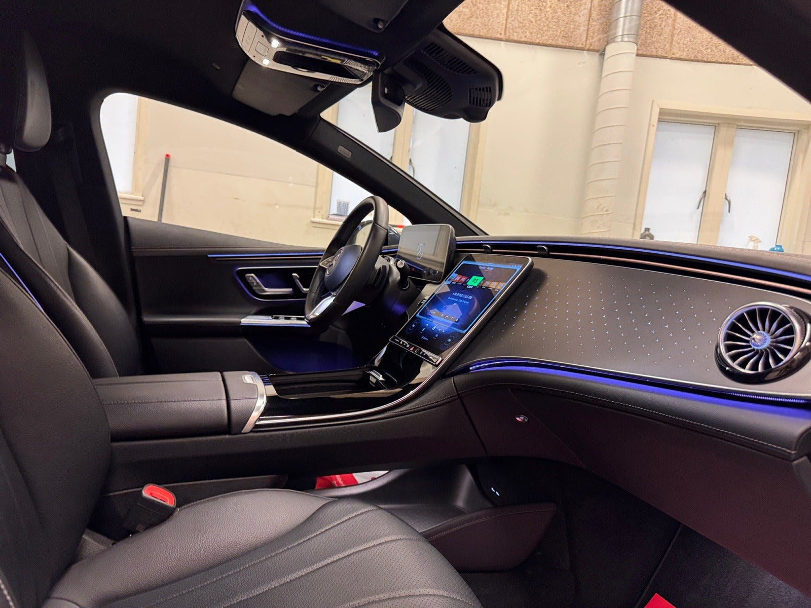 Blå Mercedes EQE300 fra 2024