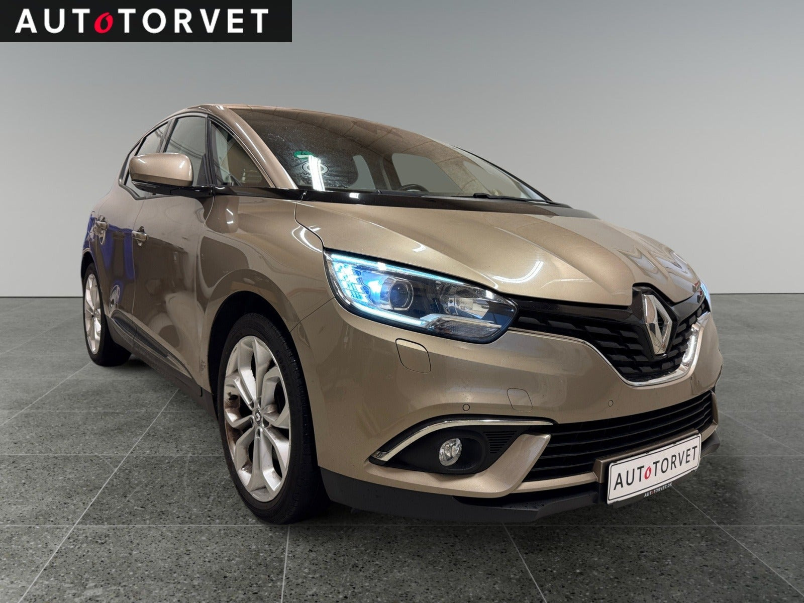 Orange Renault Scenic IV fra 2017