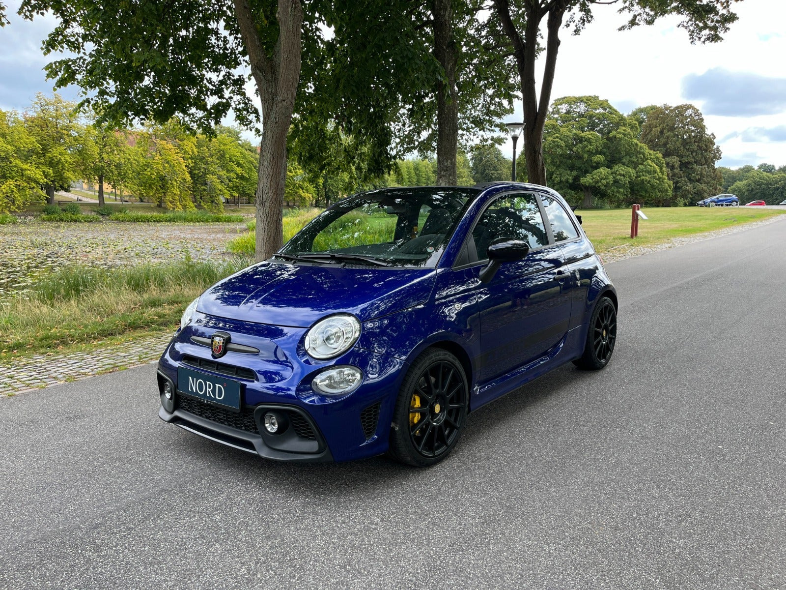 Blå Abarth 595C fra 2019