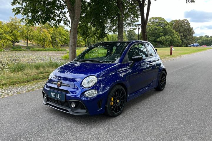 Blå Abarth 595C fra 2019