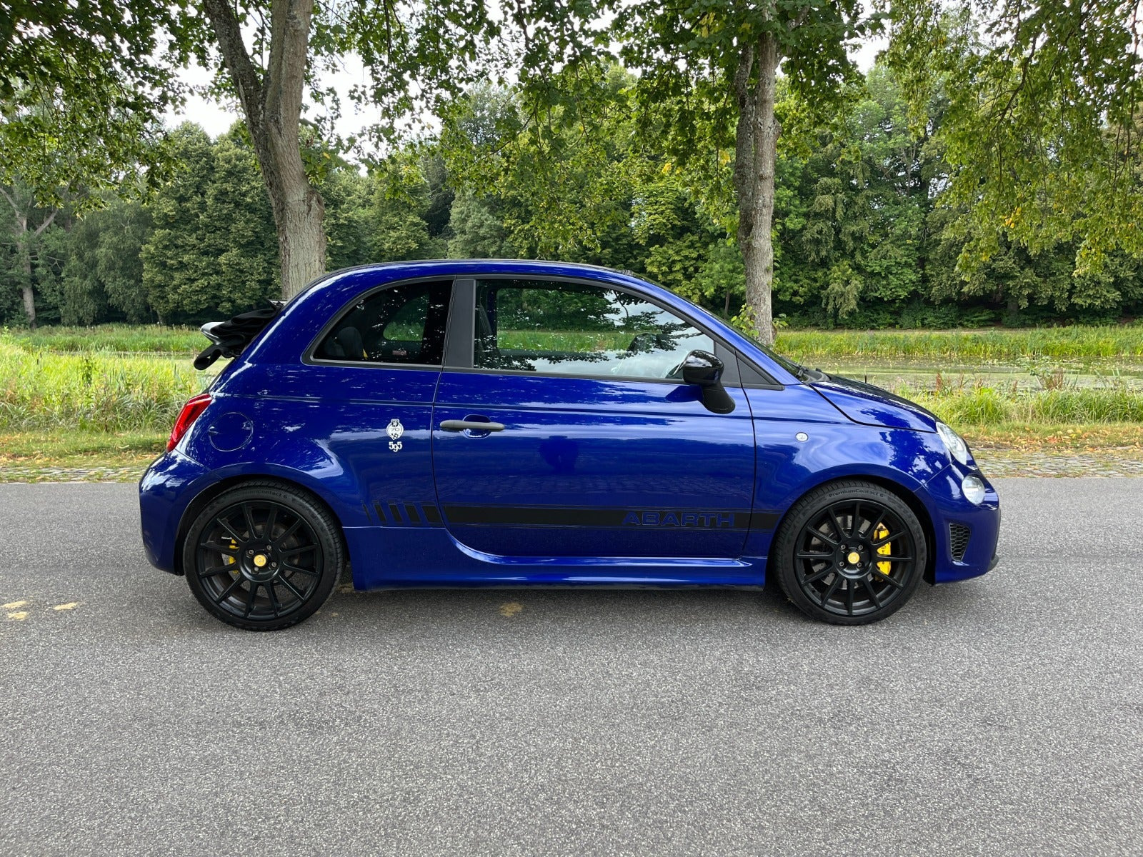 Blå Abarth 595C fra 2019