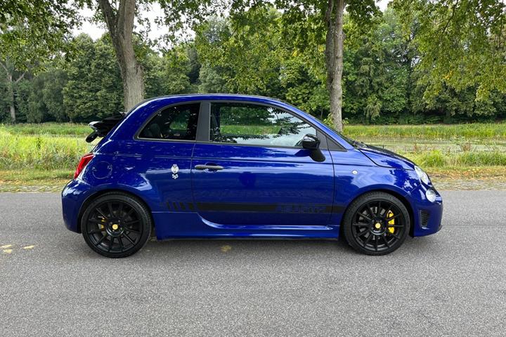 Blå Abarth 595C fra 2019