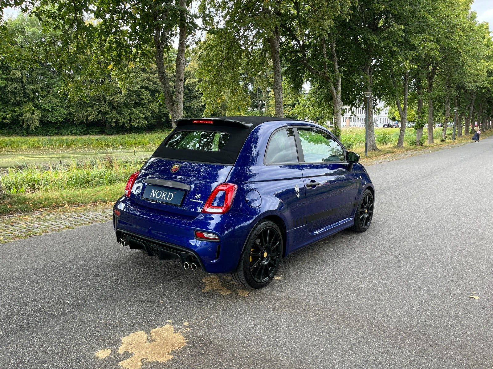 Blå Abarth 595C fra 2019