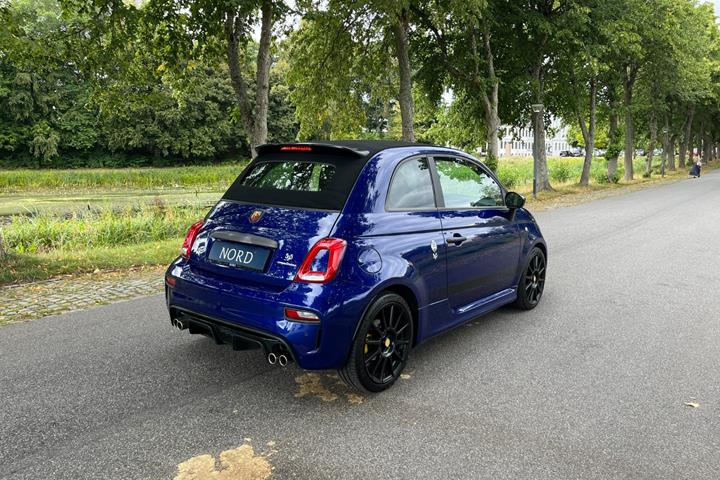 Blå Abarth 595C fra 2019
