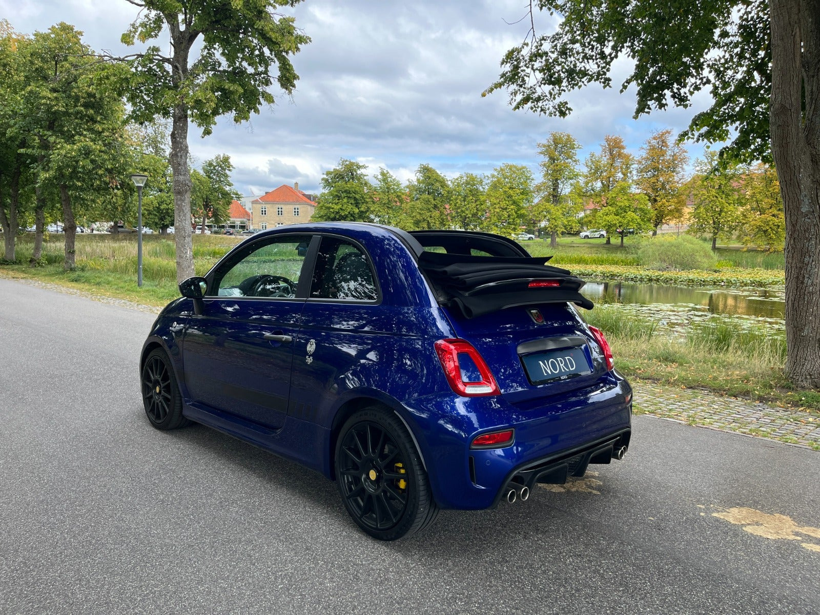 Blå Abarth 595C fra 2019