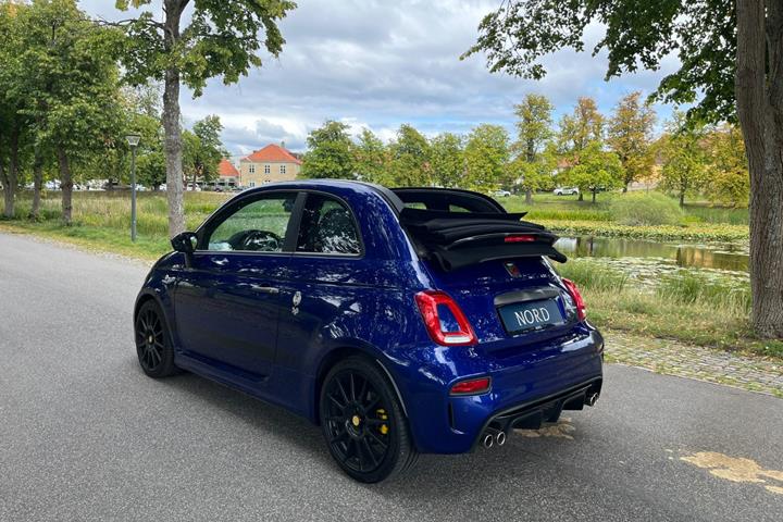 Blå Abarth 595C fra 2019