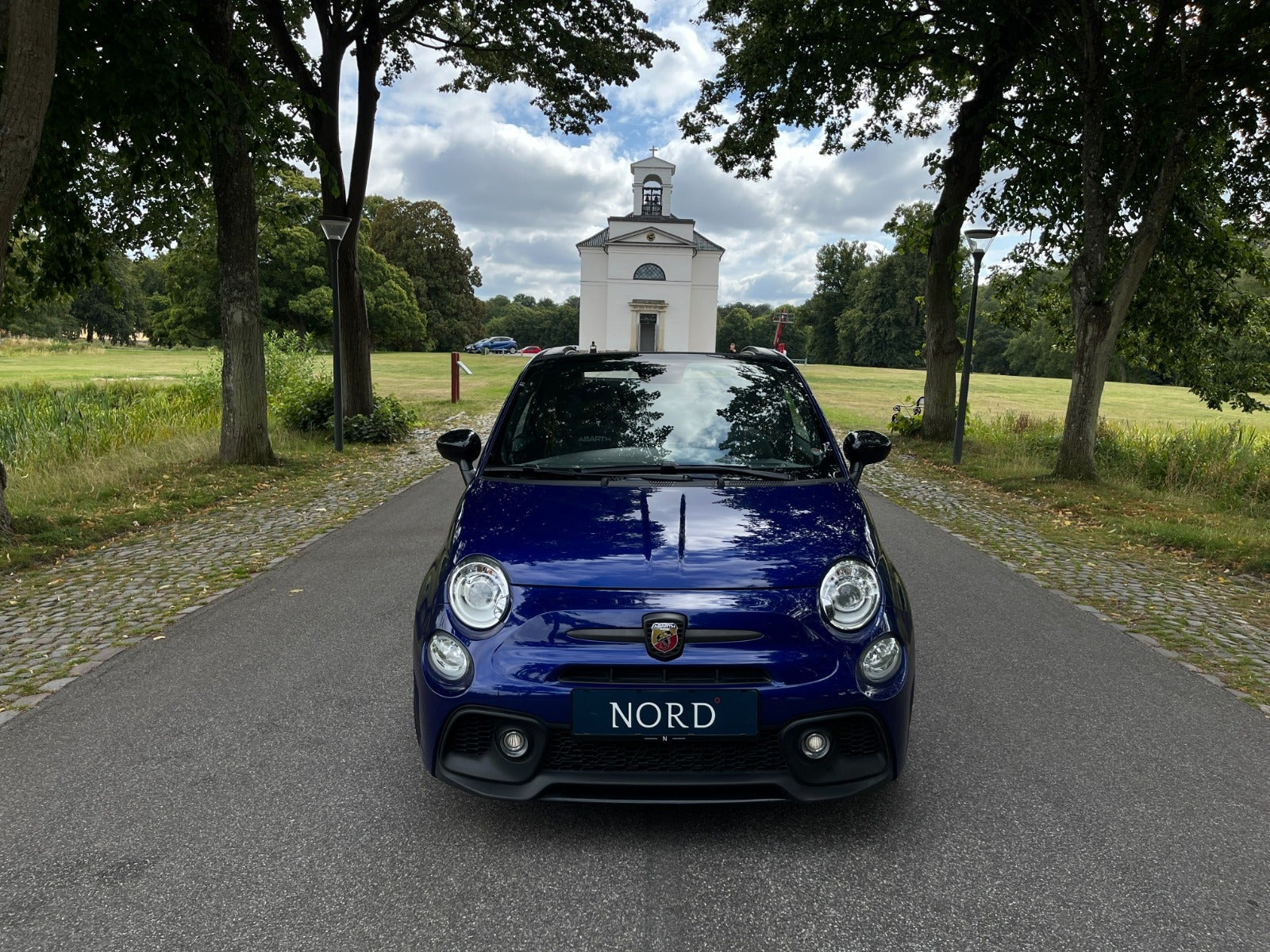 Blå Abarth 595C fra 2019