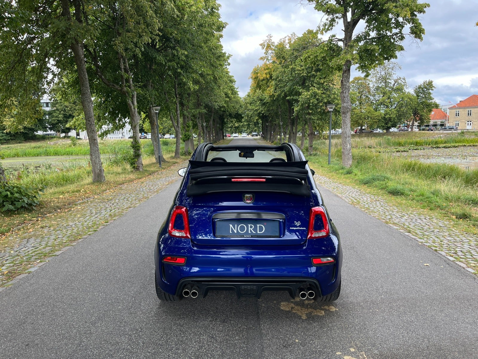 Blå Abarth 595C fra 2019