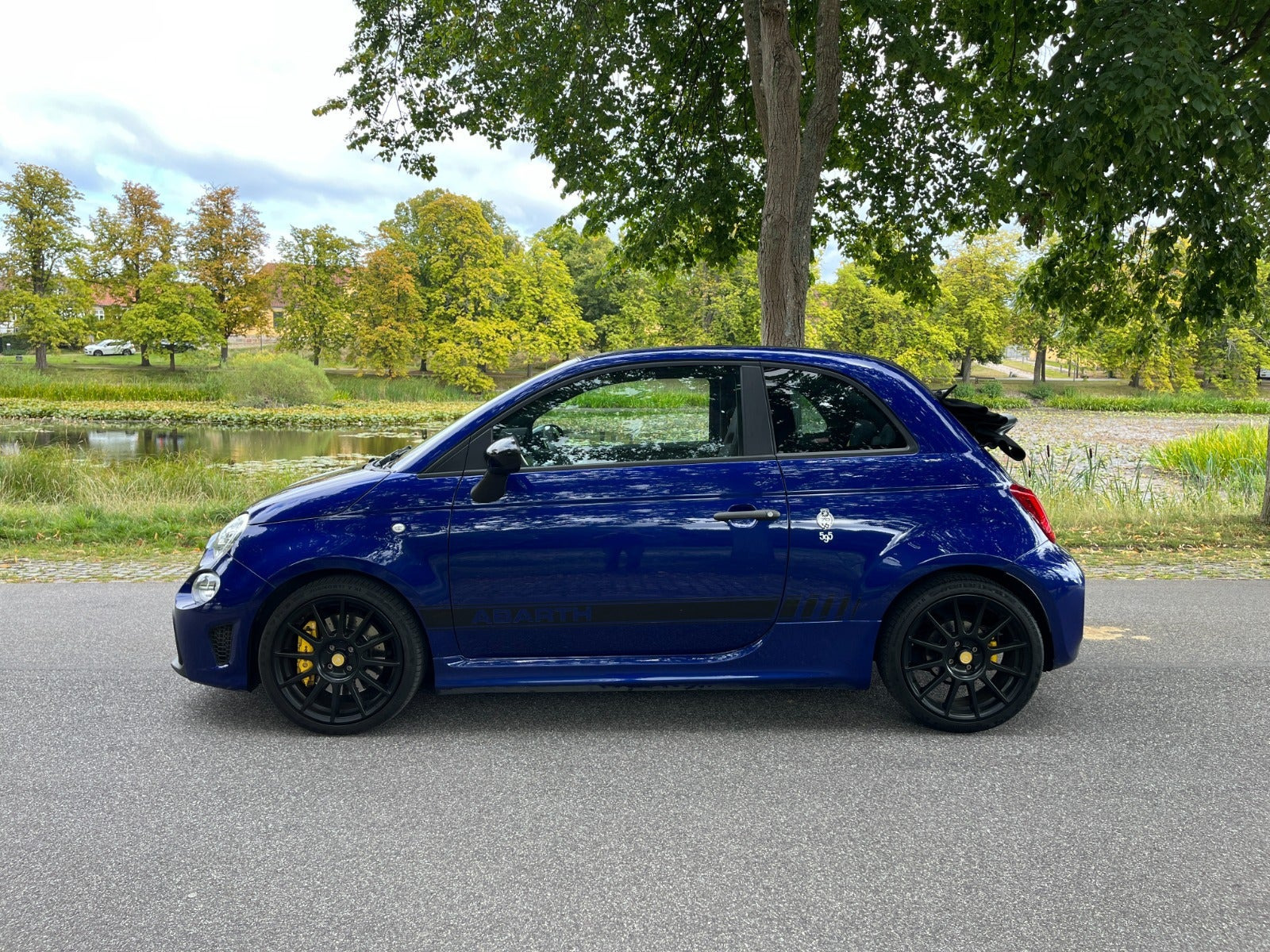 Blå Abarth 595C fra 2019