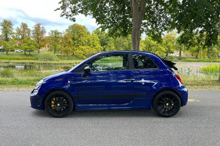 Blå Abarth 595C fra 2019