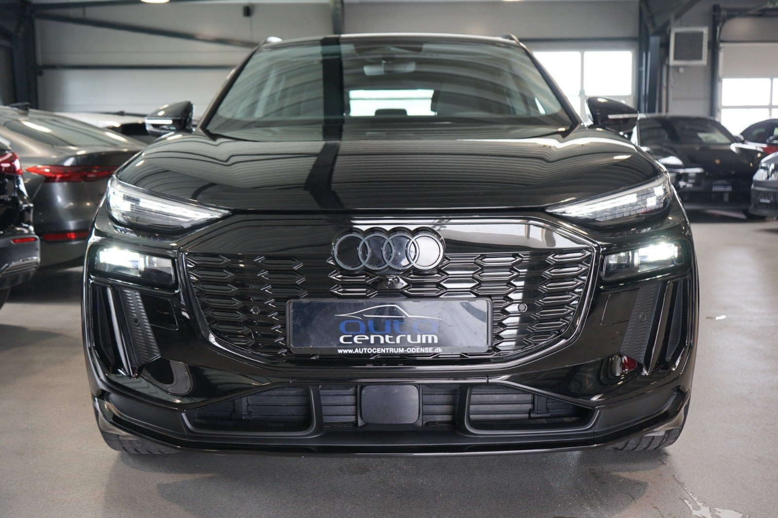 Sort Audi Q6 e-tron fra 2025