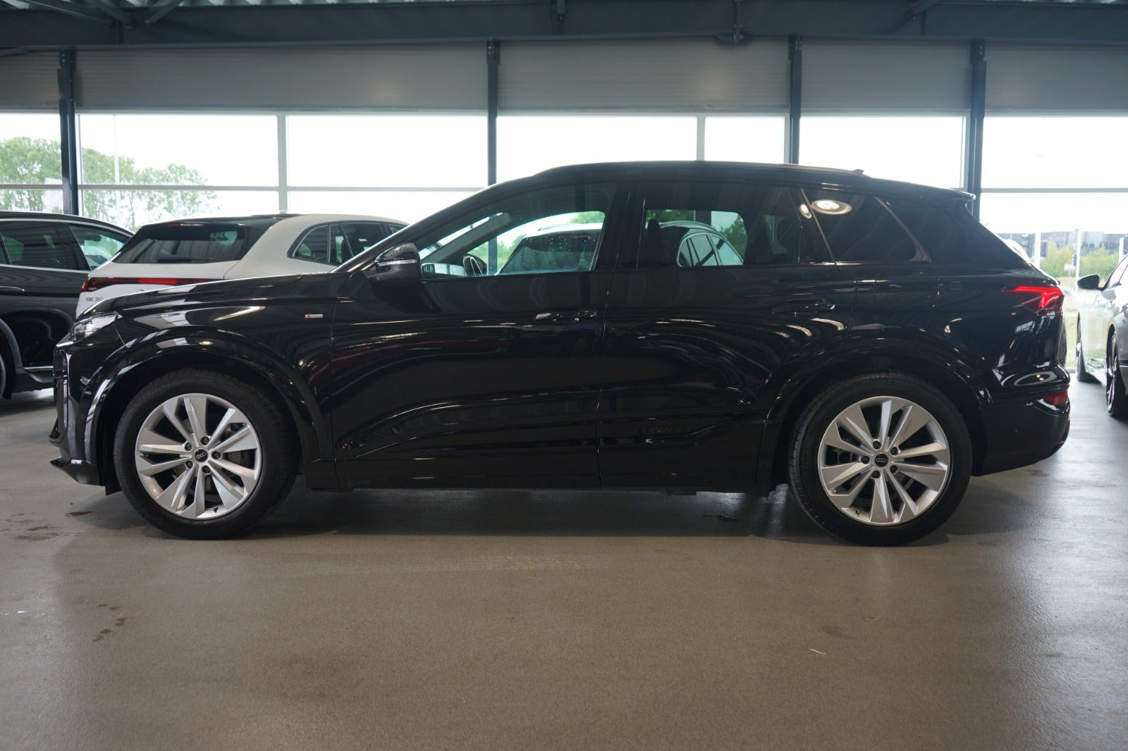 Sort Audi Q6 e-tron fra 2025