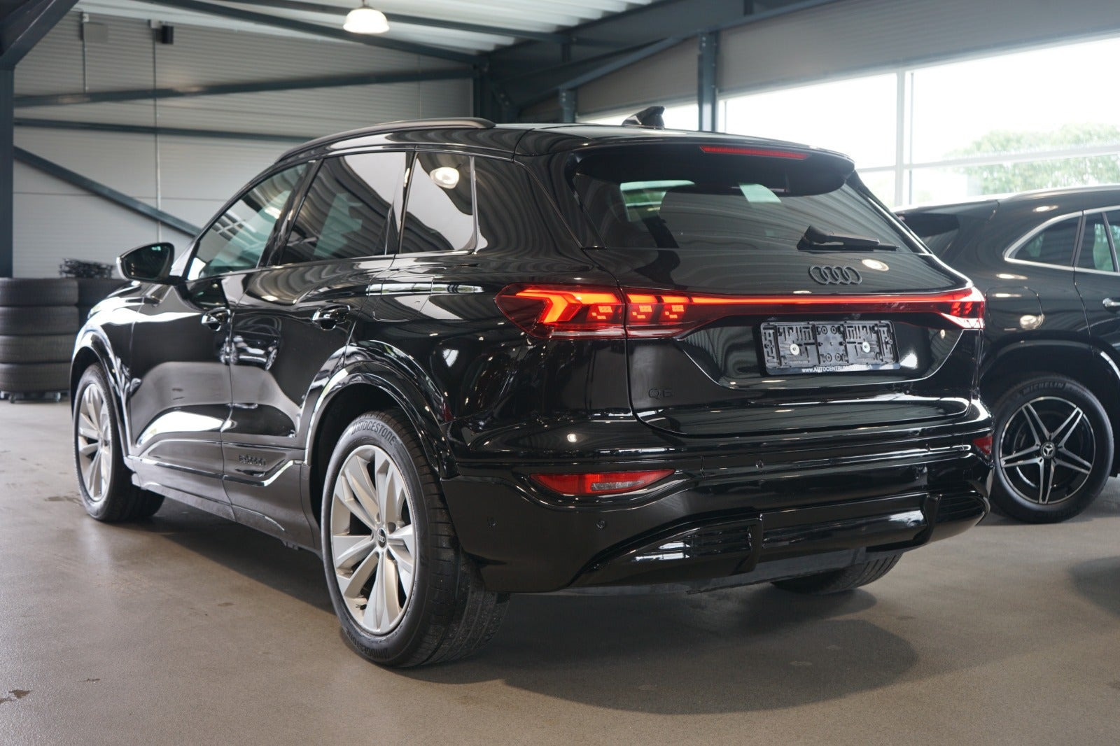 Sort Audi Q6 e-tron fra 2025