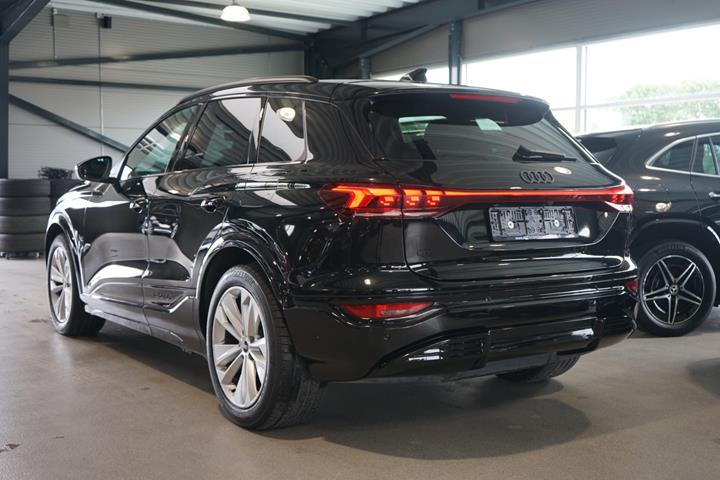 Sort Audi Q6 e-tron fra 2025
