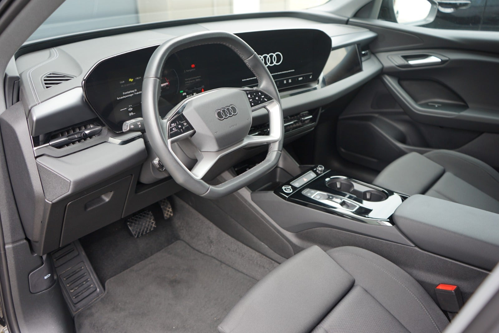 Sort Audi Q6 e-tron fra 2025