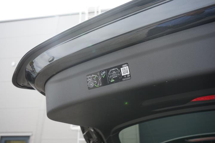 Sort Audi Q6 e-tron fra 2025