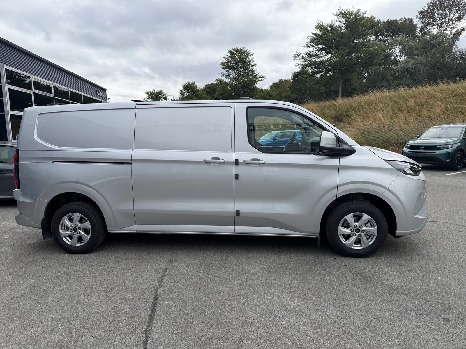 Sølv Ford E-Transit Custom 340 L2 fra 2026