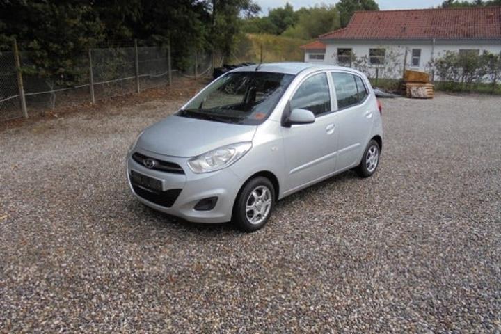 Sølv Hyundai i10 fra 2011 set udefra