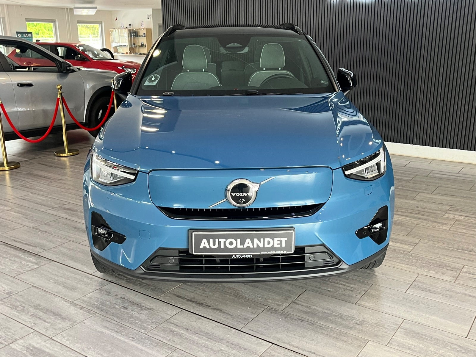 Blå Volvo XC40 fra 2023