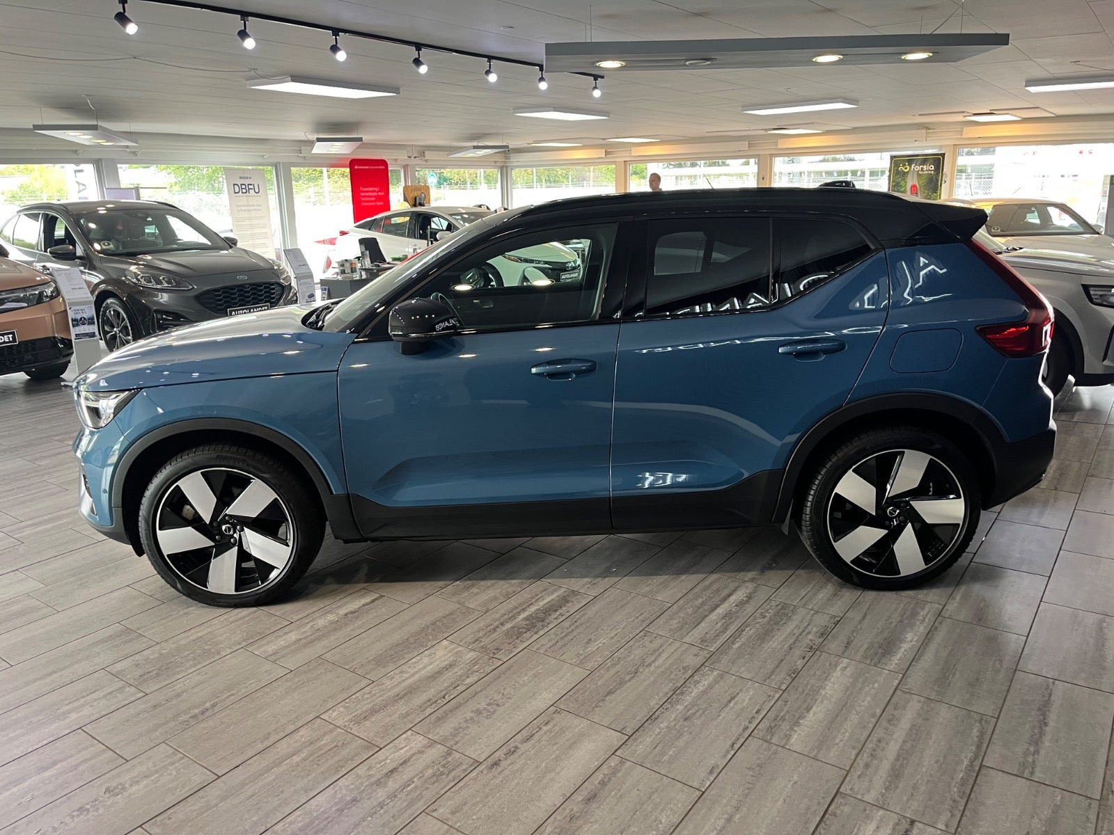 Blå Volvo XC40 fra 2023
