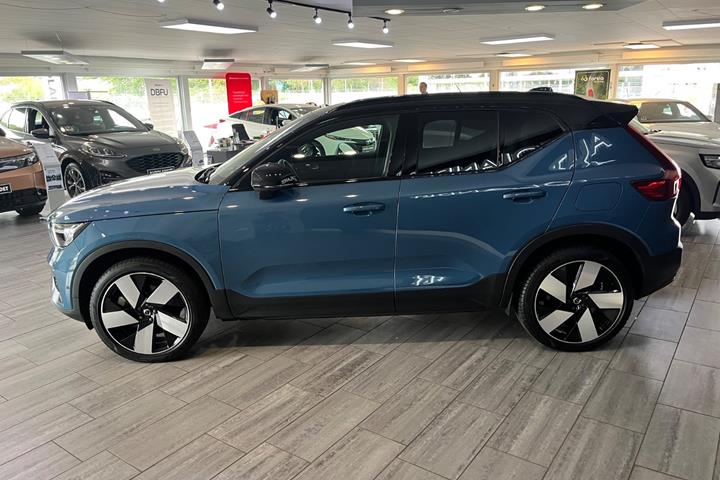 Blå Volvo XC40 fra 2023